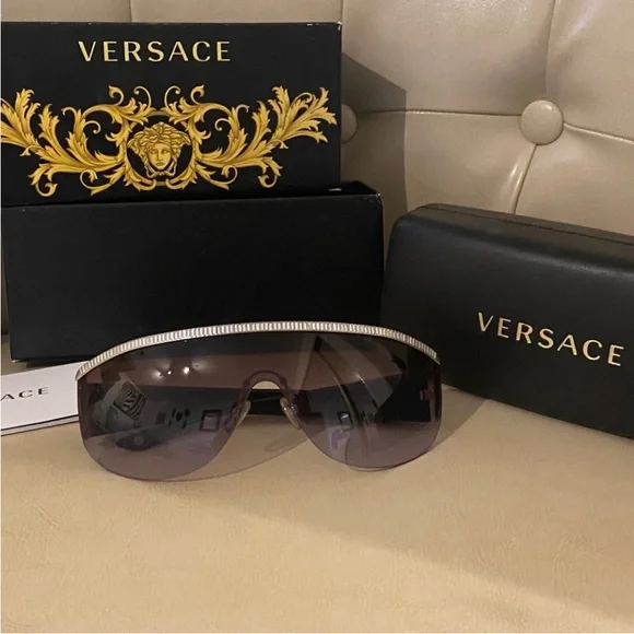✨Versace sunglasses 😎 - Picture 6 of 7